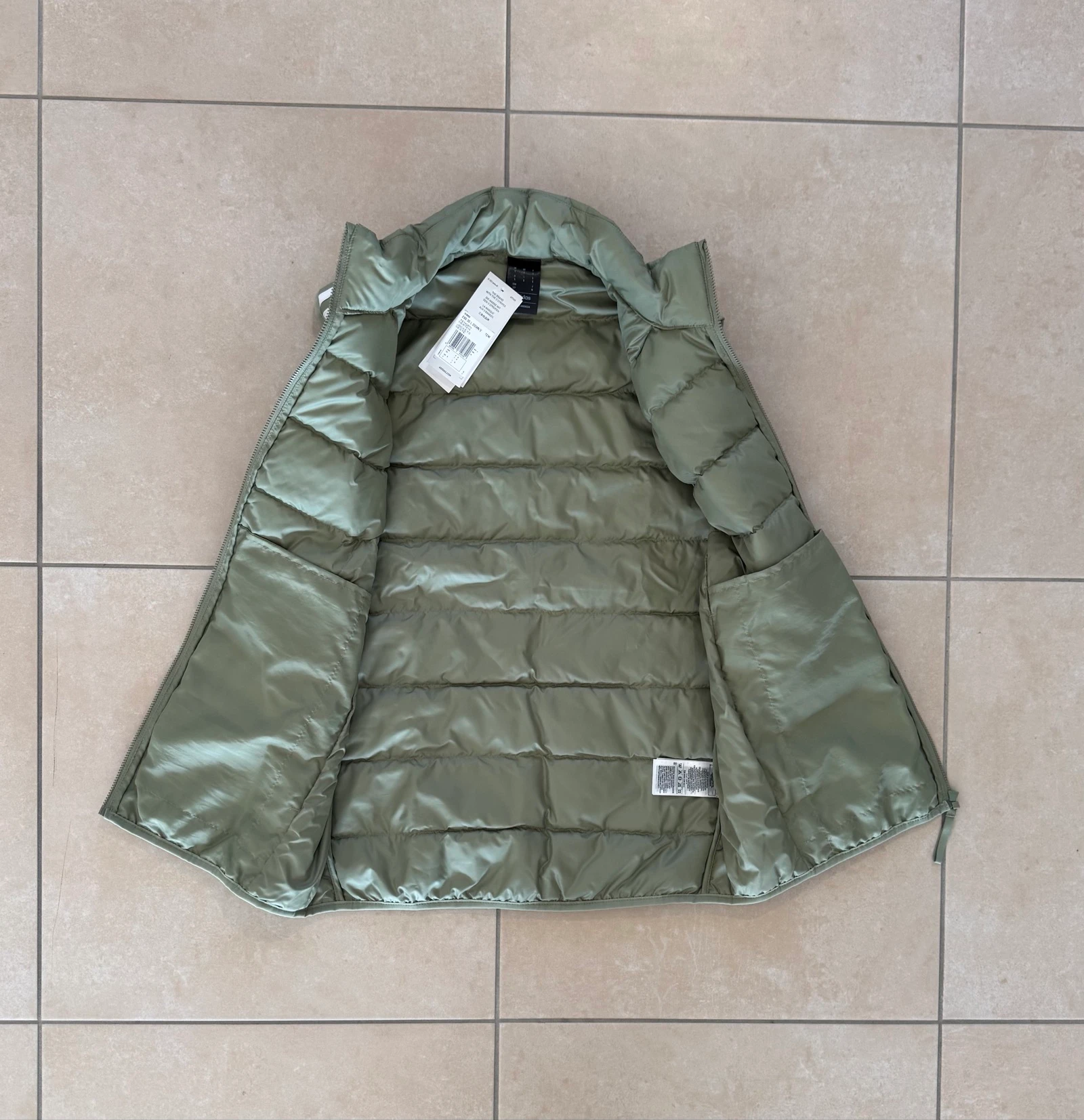 Authentic Adidas Essentials 3 sleeveless puffer jacket new size S – photo 3